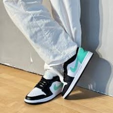 לצפייה במוצר JORDAN 1 LOW WH BLK GR 